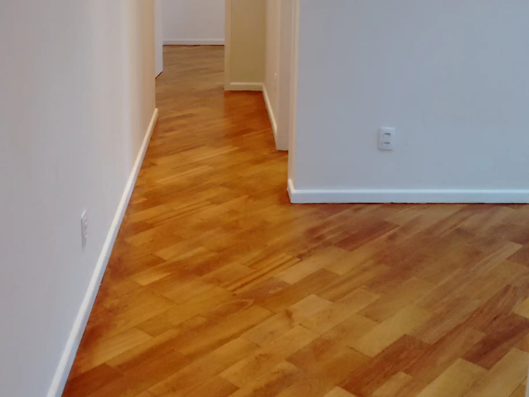 Apartamento com piso de madeira