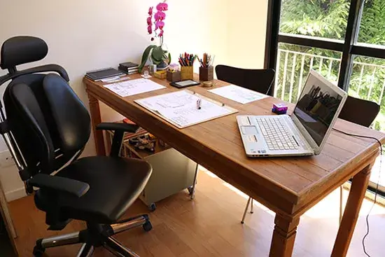 Uso de piso de madeira para Home Office – Foto: Casa Alquimia Arquitetura