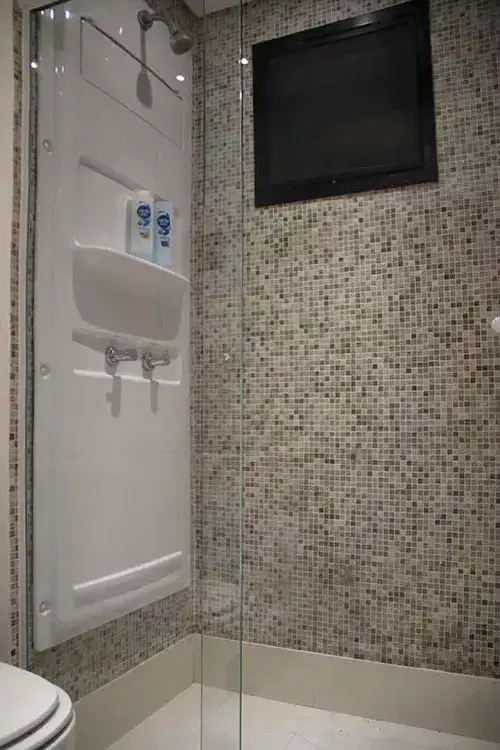Banheiro com box revestido com pastilha marmore cinza Colormix e painel shaft