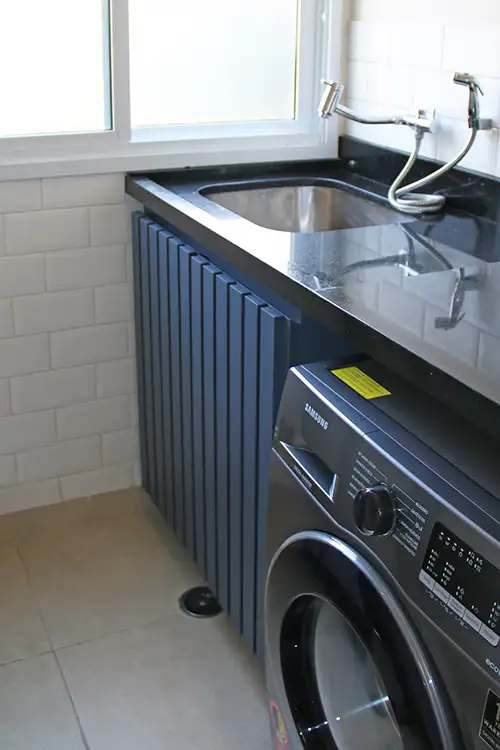 lavanderia com bancada e tanque embutido área de serviço, lavanderia com bancada em granito preto e tanque de embutir, com móvel com portas ripadas