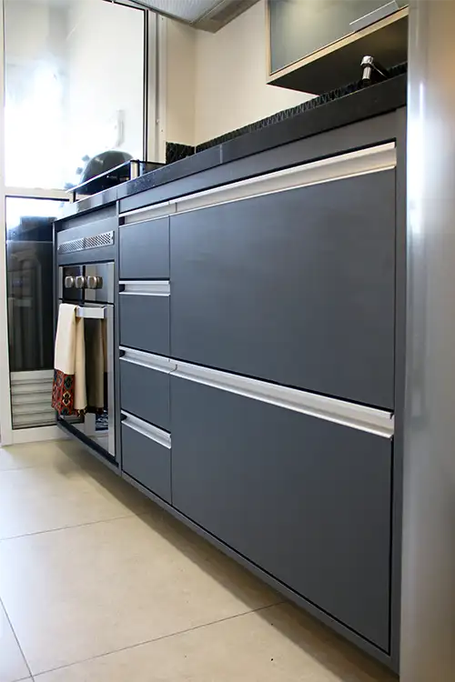 marcenaria de cozinha sob medida Móvel sob medida de cozinha, gabinete com gavetas e forno embutido