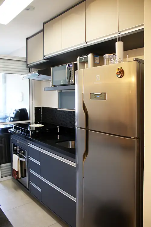 cozinha com mobiliário sob medida Cozinha com mobiliário sob medida, cooktop e forno de embutir