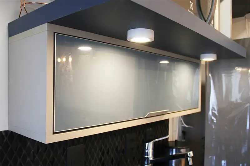 móvel com iluminação Armário de cozinha com iluminação e porta basculante em vidro fosco