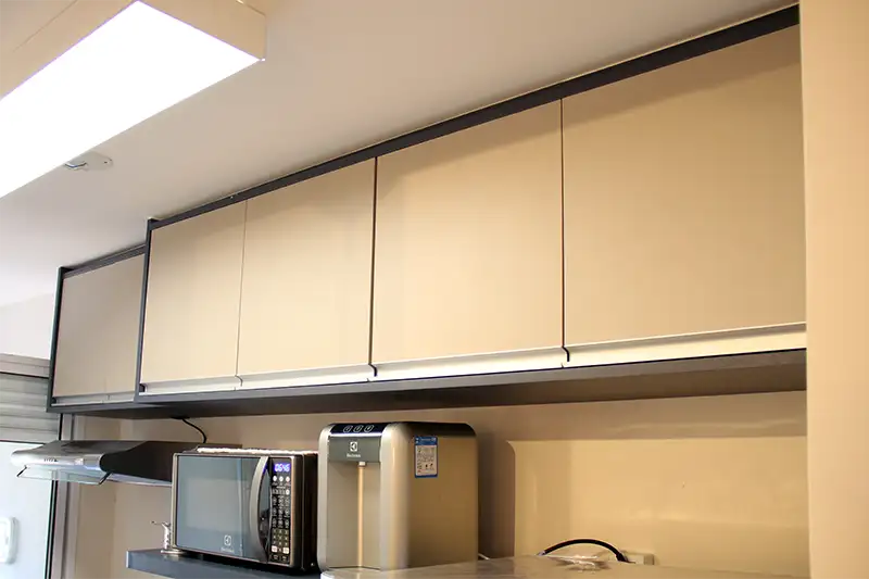 móveis de cozinha sob medida Armário sob medida feito por marcenaria e prateleira para microondas e purificador