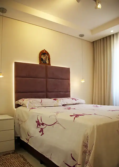 Dormitório decorado com forro, iluminação, cabeceira e cama dormitório com cabeceira estofada, iluminação com fita led e pendestes