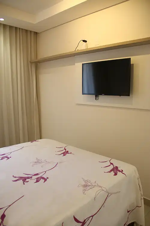 Forro com cortineiro, painel para tv e prateleira dormitório pequeno com forro com cortineiro, com painel para tv e prateleira superior