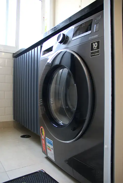 lavanderia com móvel ripado armário de lavanderia com portas ripadas ventiladas e máquina lava e seca