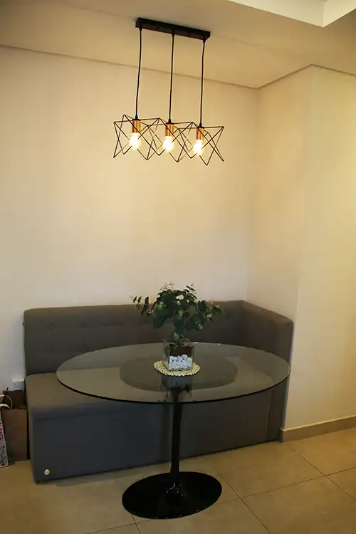 canto alemão com iluminação tipo pendente aramado canto alemão com mesa eliptica e base saarinen