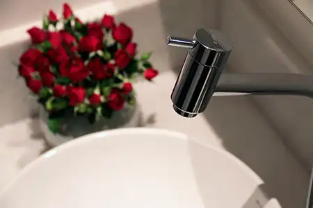 detalhe de banheiro com cuba de apoio e torneira tipo mesa detalhe de banheiro com cuba de apoio e torneira tipo mesa