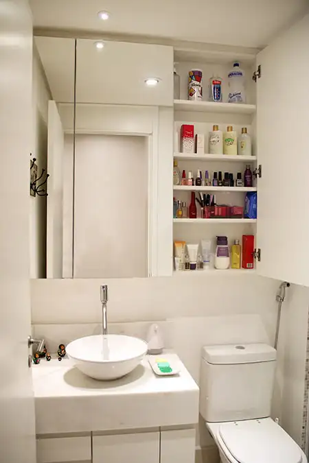 banheiro pequeno com armário alto com prateleiras com portas de espelho e revestimento em formica banheiro pequeno com armário alto com prateleiras com portas de espelho e revestimento em formica