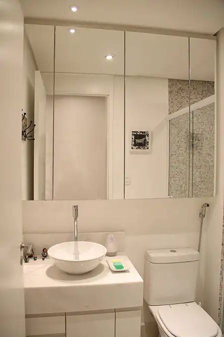 Banheiro pequeno com bancada e armário alta com portas com espelho Banheiro pequeno com bancada e armário alta com portas com espelho