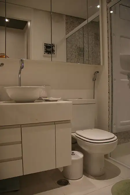 banheiro pequeno com porcelanato, pastilha, bancada em mármore, louças e metais deca, gabinete e armário superior em mdf revestidos com formica banheiro pequeno com porcelanato, pastilha, bancada em mármore, louças e metais deca, gabinete e armário superior em mdf revestidos com formica