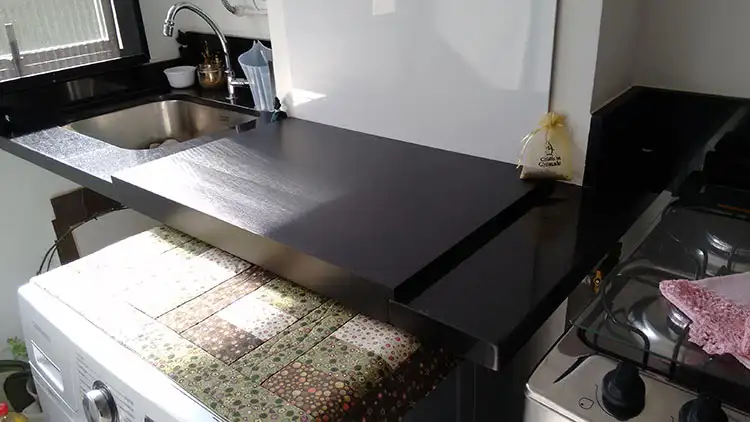 bancada removível de lavanderia Bancada removível sobre máquina de lavar e secar em frente a shaft