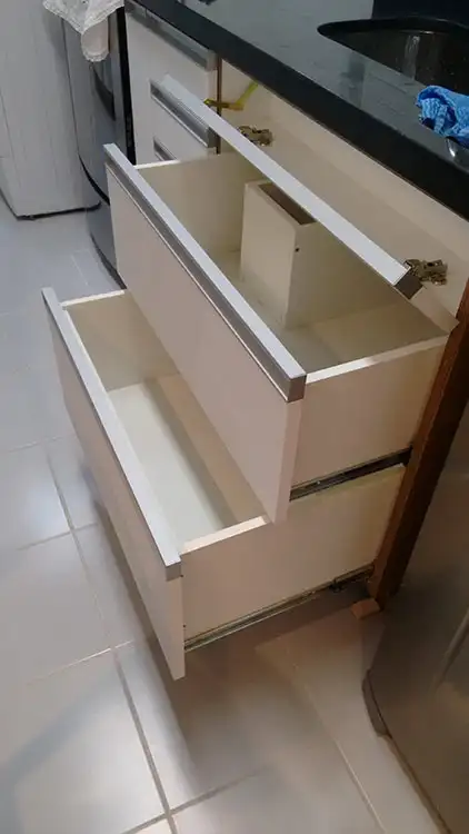 Gabinete de Cozinha com gavetão, paneleiro e nicho com basculante Gabinete de Cozinha sob medida com gavetões