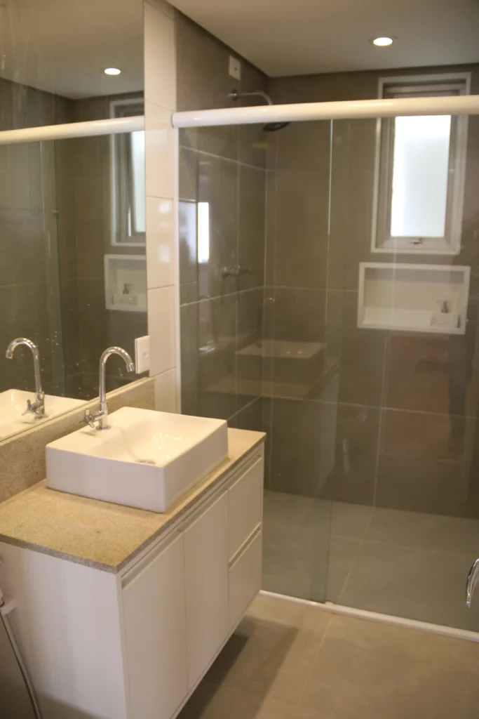 Reforma pontual de Banheiro com novo chuveiro com aquecimento a gás Reforma pontual de banheiro com aquecimento a gás