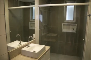 Reforma pontual de banheiro com nova ducha higiênica e chuveiro aquecido a gás