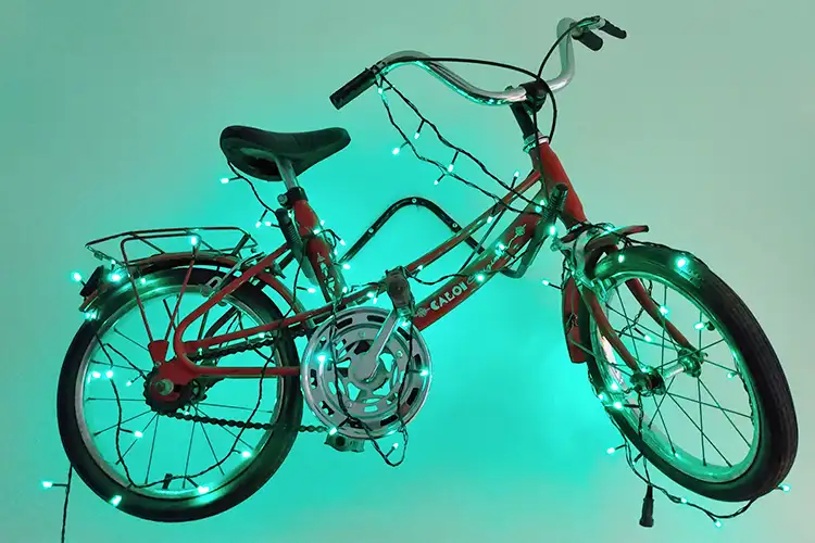 Bicicleta com luzes para decoração lúdica e afetiva
