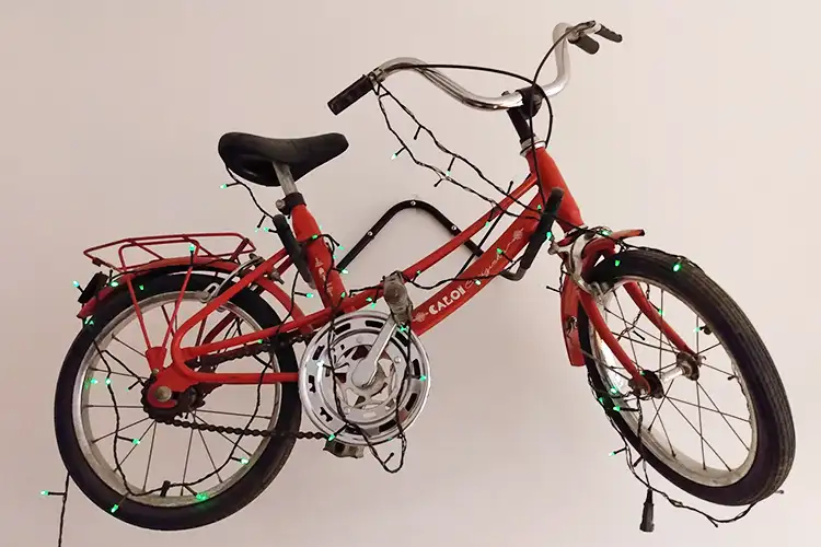 Bicicleta Caloi Cecizinha vermelha da década de 1980 ganha nova utilidade como objeto lúdico de decoração Bicicleta Caloi Cecizinha da década de 1980