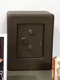 Objeto lúdico que relembra a infância de meu pai. Cofrinho antigo em ferro com chave da década de 1950 Cofre antigo em ferro com chave