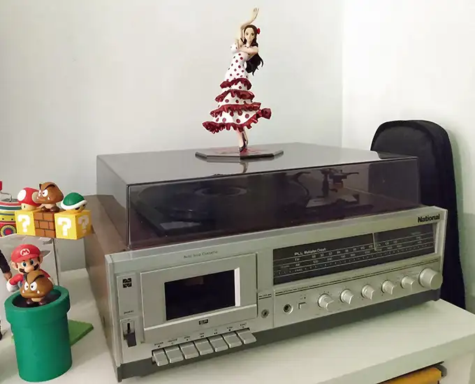 Aparelho de som com toca-discos e toca-fitas cassetes da década de 1980 Aparelho de som com toca-discos de vinil e fita cassete